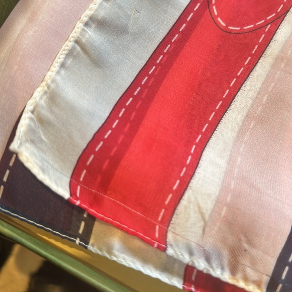 Gucci iconic Red&Blue silk scarf - Picture 9 of 9